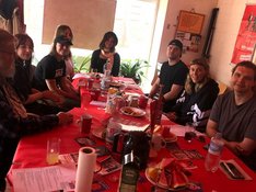 Das Bild zeigt Menschen beim Neumitgliedertreffen.