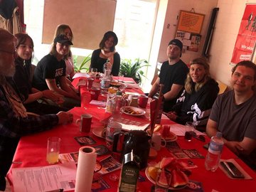 Das Bild zeigt Menschen beim Neumitgliedertreffen.