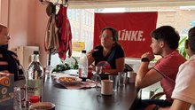 Tamara Mazzi sitzt am Kopf des Tisches im Linken Zentrum Anni Wadle.