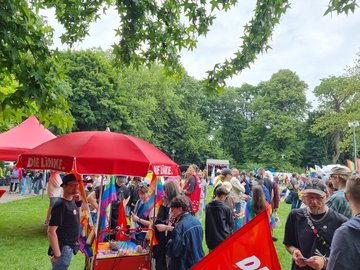 Das Bild zeigt Menschen beim CSD.