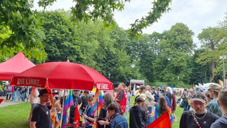 Das Bild zeigt Menschen beim CSD.