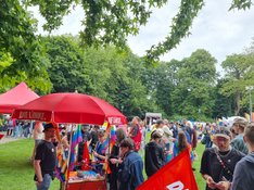 Das Bild zeigt Menschen beim CSD.