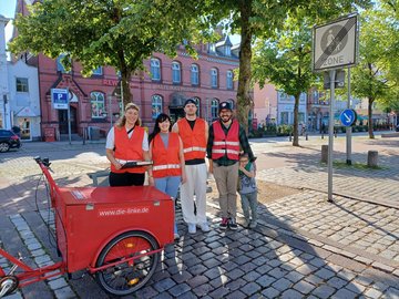 Das Bild zeigt vier Personen hinter einem Lastenrad von Die Linke.