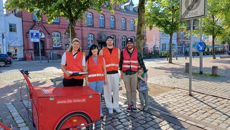 Das Bild zeigt vier Personen hinter einem Lastenrad von Die Linke.